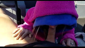 Jouer Une fille se fait surprendre avec une grosse bite
