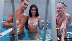 Afspelen Wilde orgie bij het zwembad: pornosterren hunkeren naar creampies in een buitenviertal