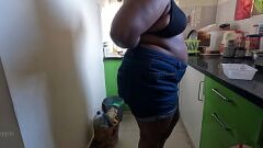 Jouer Cam cachée attrape les bouffonneries de cuisine torride de la femme de chambre
