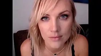 Redare O blondă cock-tease arată trupul ei alb