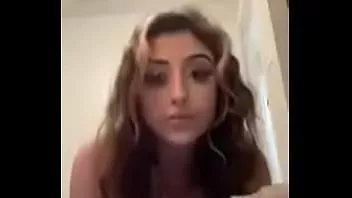 Riproduci Ragazza stoner che mostra le tette su ameporn