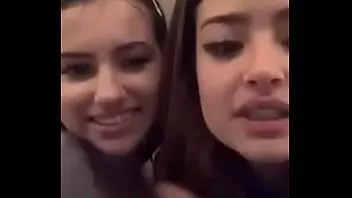 Reproducir Adolescente desempaca sus grandes tetas frente a sus amigas