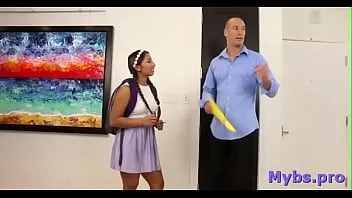 play 性感女仆莫妮卡迫不及待地开始做爱