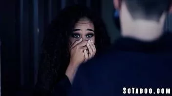 play Soția loială de abanos face de neconceput în timpul blocării - scandal stacojiu