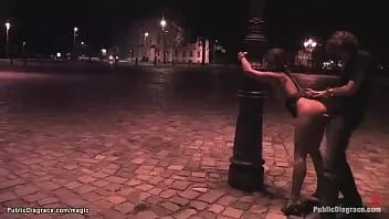 Odtwórz Związana laska zerżnięta w nocy na dworze