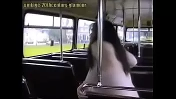 Jouer Mme Elizabeth Hogben, directrice de banque, prend le bus et se déshabille pour changer de sous-vêtements.
