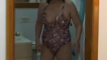 Reproduzir Full espionou linda madrasta enquanto ela urinava antes e depois de transar