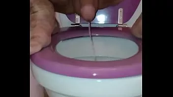 Jouer Pisser accroupi sur les toilettes plusieurs fois avec ma petite bite