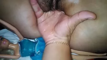 Reproduzir Casal tesão brinca com bucetinha e boneca barbie parte 4