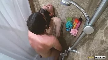 Oynat Çok çekici komşu duş alıp onunla gitmeme izin vermek istedi