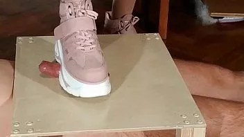 Reproducir Domina esclava pisoteando pollas con botas rosas (magyar alázás) pt2 hd