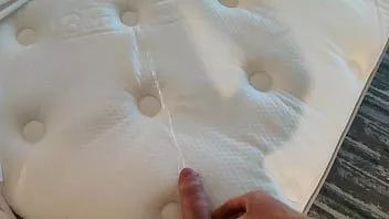 play J'ai pissé partout dans les lits de cette chambre d'hôtel