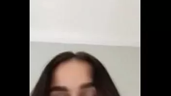 Reproduzir Ela sabe que está bem com essa roupa