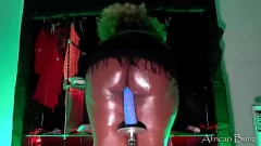 play Diosa de ébano disfruta de una sesión pervertida con una máquina de follar de 10 pulgadas