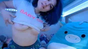 Reproducir Pequeña zorra tortuosa con grandes tetas obtiene crema dulce de la entrepierna