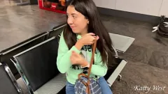 play Preluarea de la aeroport devine dificilă: păsărica udă a unui adolescent de 18 ani este furată tare
