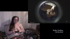 Reproduzir Garota gamer nua de Resident Evil Village exposta: morena tatuada com peitos grandes
