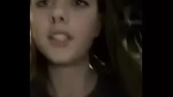 play La ragazza in jeans attillati mangia la sua amica