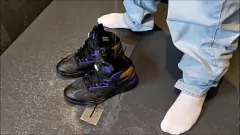 play DRENCH و CUM على Jean-Clad Feet في حذاء رياضة رطب Bukkake