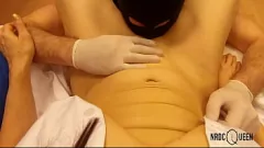 play Freche Krankenschwester in Latexhandschuhen wird gefingert und zum Orgasmus geleckt