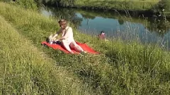 Jouer Milf nu Frina en public sur la plage sauvage: seins, cul et chatte exposé