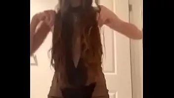 play La fille a l'air extrêmement baisable dans cette tenue