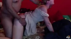 Odtwórz Patrzę, jak moja niewinna pasierbica jest ruchana na pieska i zalana spermą przez ojczyma