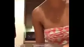 play Kız gösteren onu büyük göğüsleri üzerinde ameporn