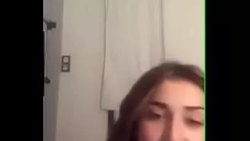 تشغيل فتاة فرنسية إغاظة وتظهر ثديها على ameporn